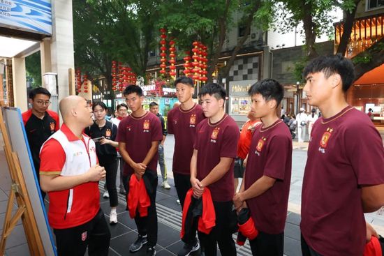 日前，迪士尼真人电影《黑白魔女库伊拉》发布一组特写角色海报，黑白色调搭配红色字体，复古气息十足，极具视觉冲击力